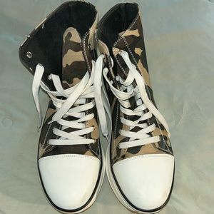 Hi-top Platform sneakers. Camo print